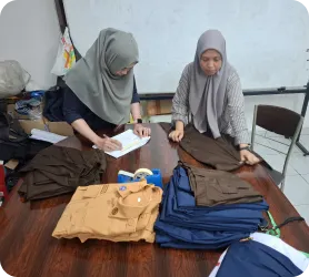 Tim memeriksa hasil produksi pakaian