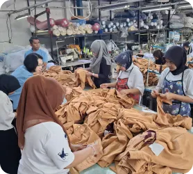 Tim menyortir produk konveksi